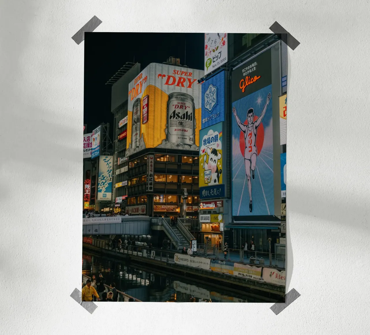 Dotonbori a Osaka, Giappone poster con telaio in alluminio da Marcel Bisig