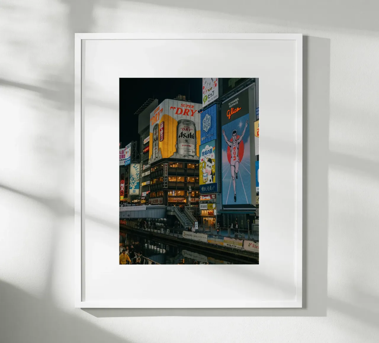 Dotonbori a Osaka, Giappone poster con telaio in alluminio da Marcel Bisig
