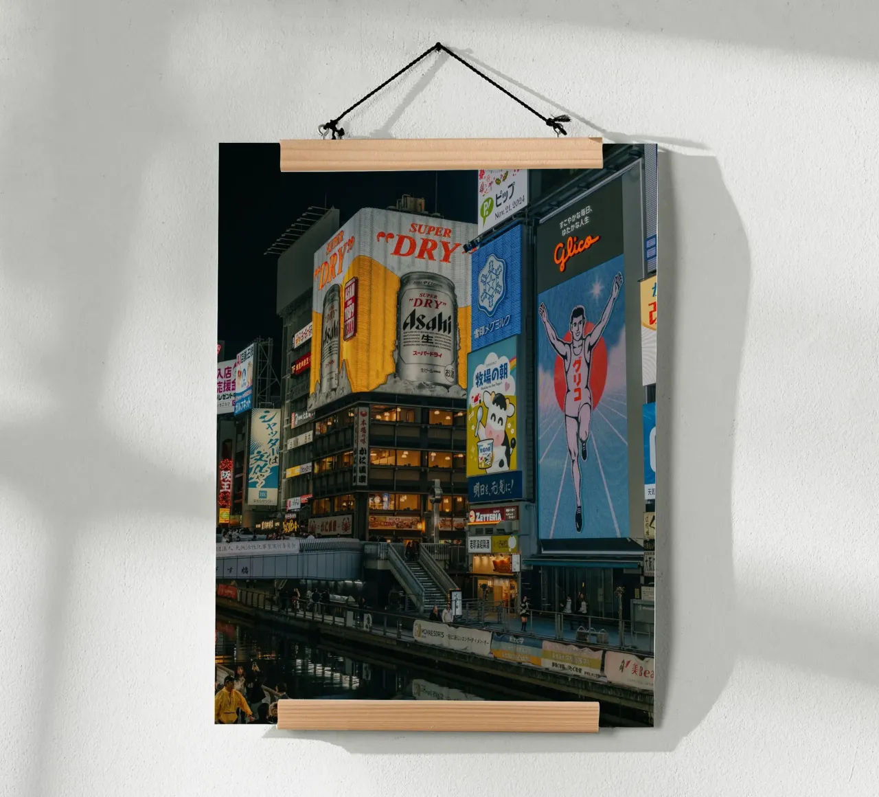 Dotonbori a Osaka, Giappone poster con telaio in alluminio da Marcel Bisig