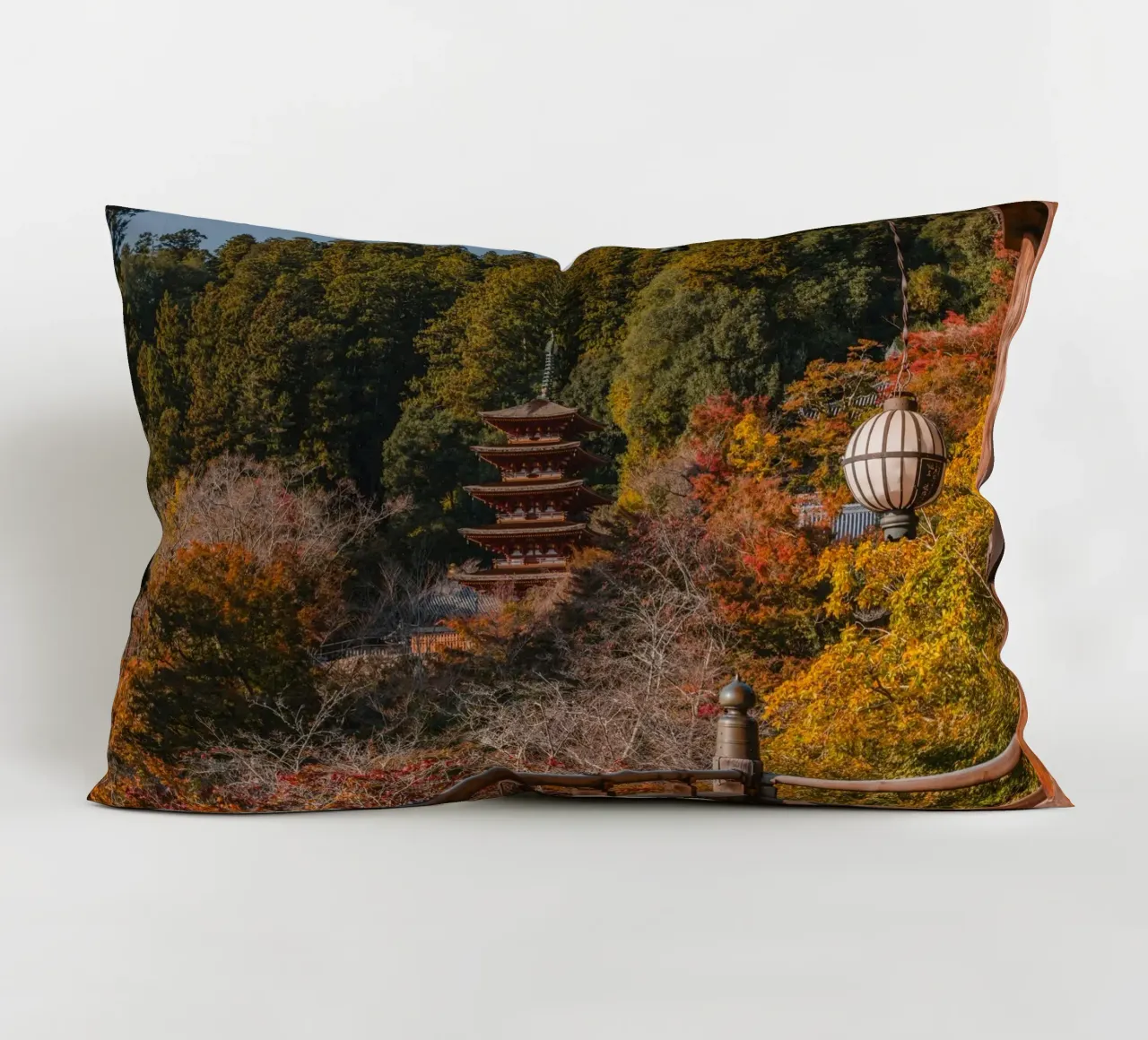 Tempio giapponese in autunno - Nara, Giappone cuscino da Marcel Bisig