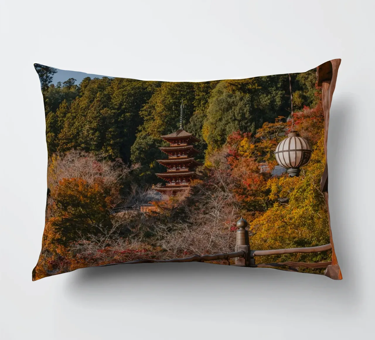 Tempio giapponese in autunno - Nara, Giappone cuscino da Marcel Bisig