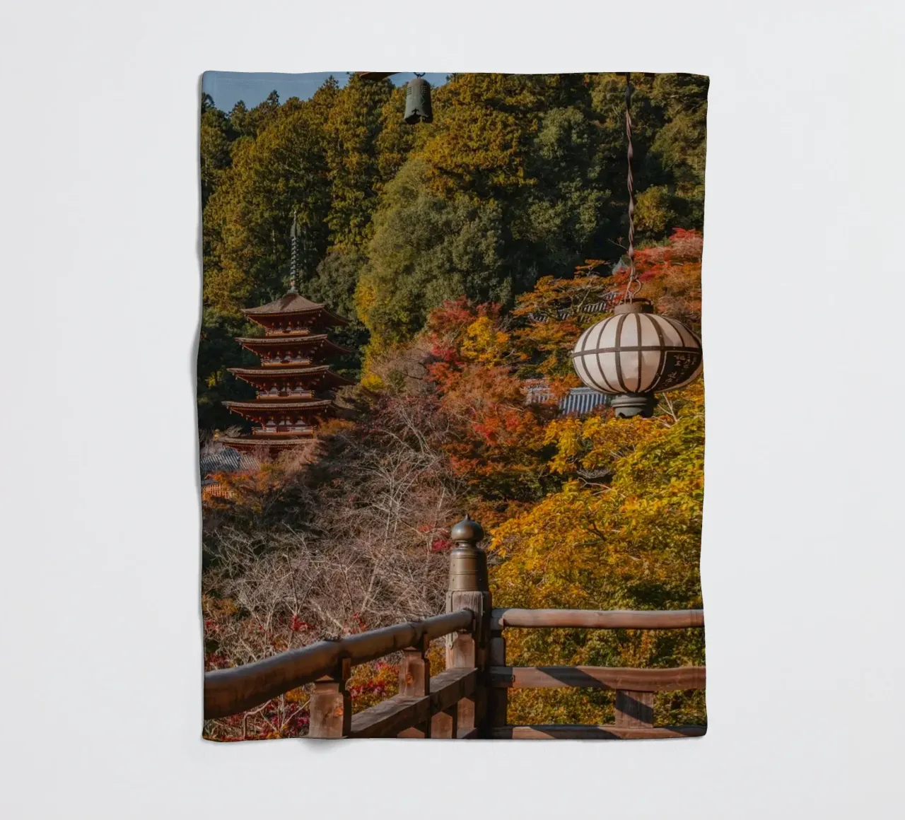Tempio giapponese in autunno - Nara, Giappone coperta in pile da Marcel Bisig