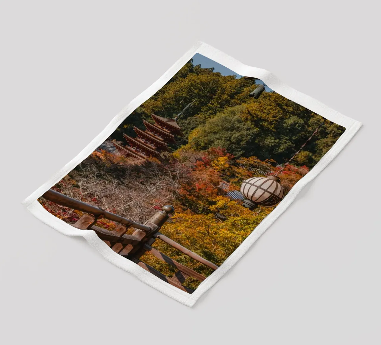 Tempio giapponese in autunno - Nara, Giappone coperta in pile da Marcel Bisig