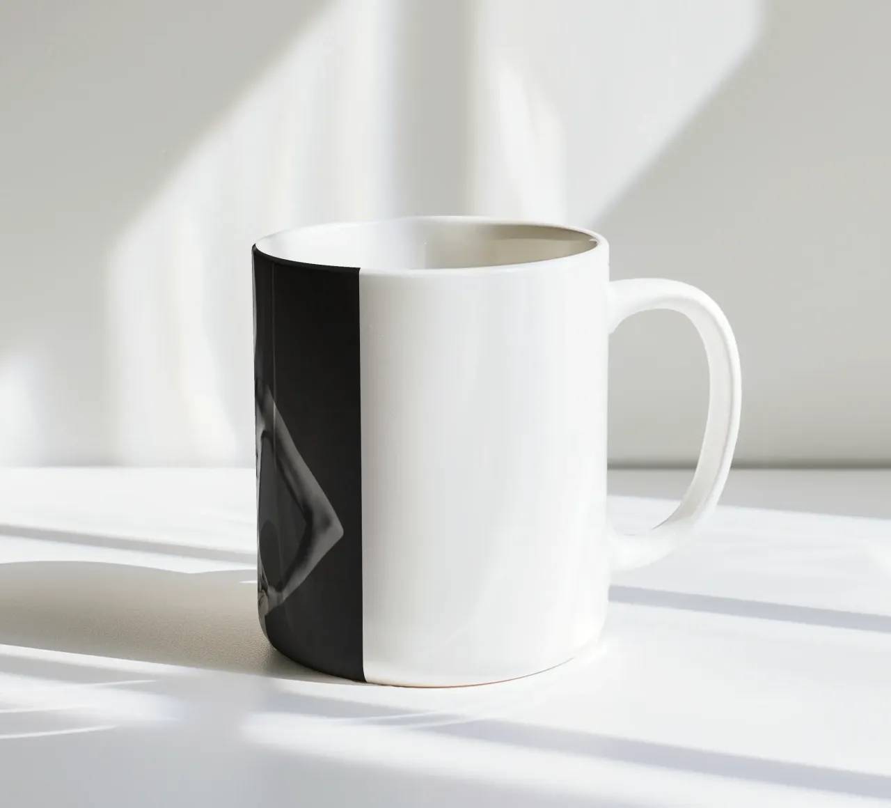 Iveta in cotton 2 tazza in ceramica da Dave Hare Photography