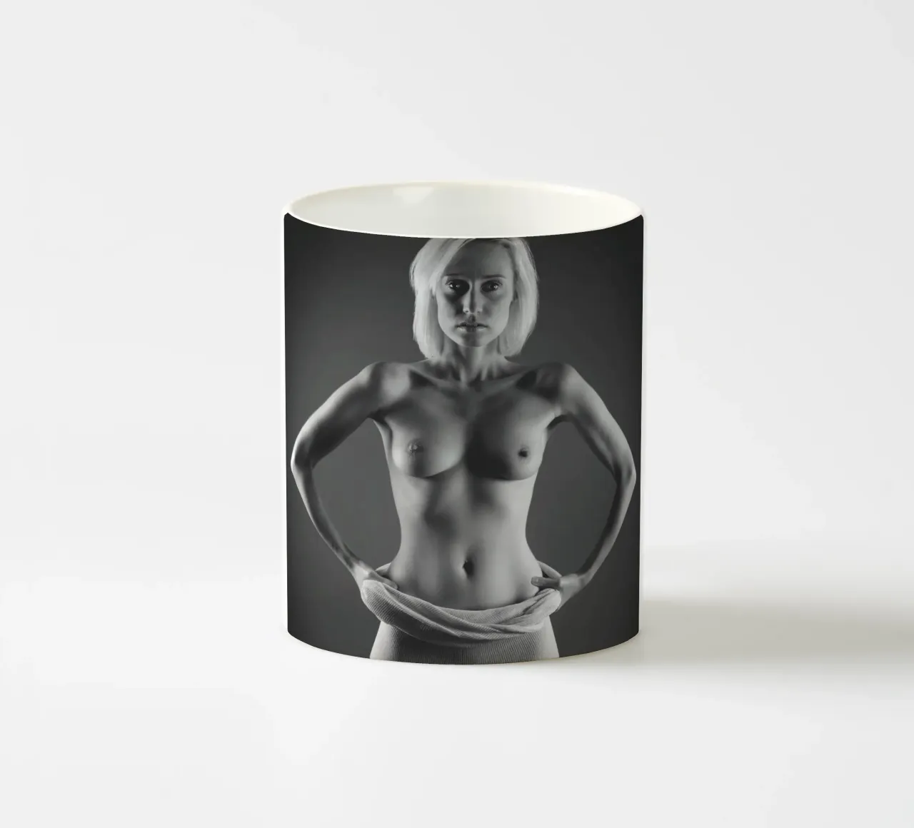 Iveta in cotton 2 tazza in ceramica da Dave Hare Photography