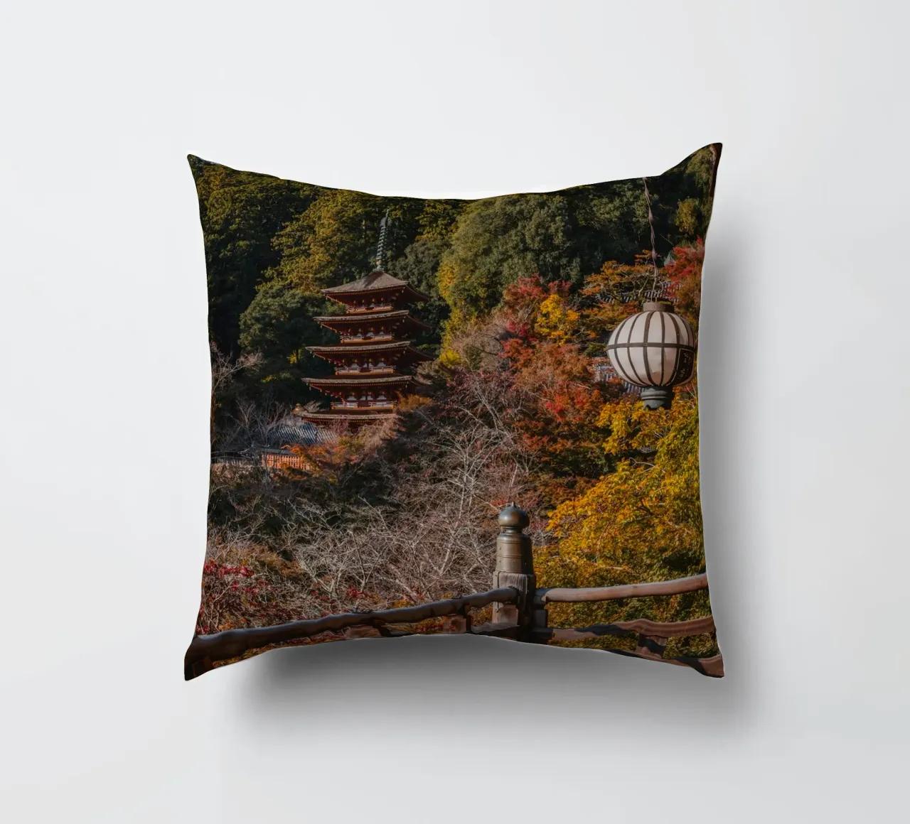 Tempio giapponese in autunno - Nara, Giappone cuscino da Marcel Bisig