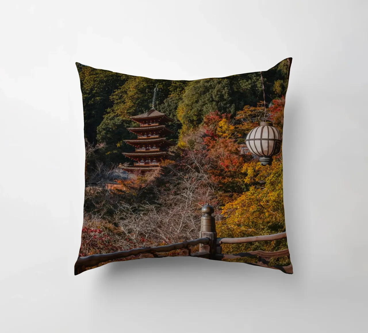 Tempio giapponese in autunno - Nara, Giappone cuscino da Marcel Bisig