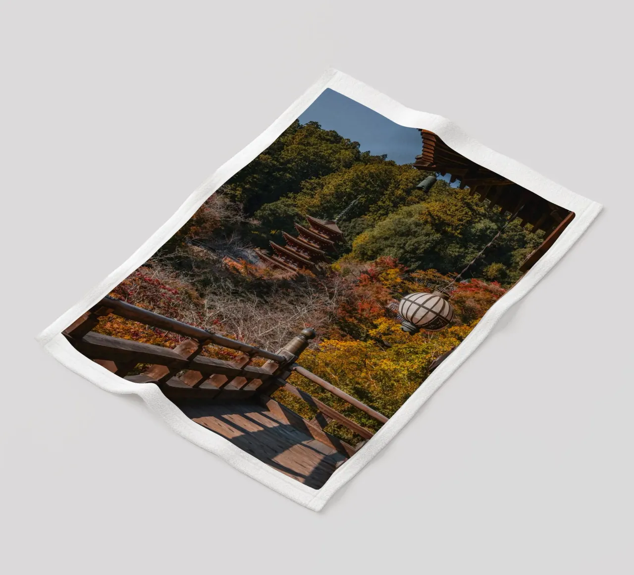 Tempio giapponese in autunno - Nara, Giappone coperta in pile da Marcel Bisig