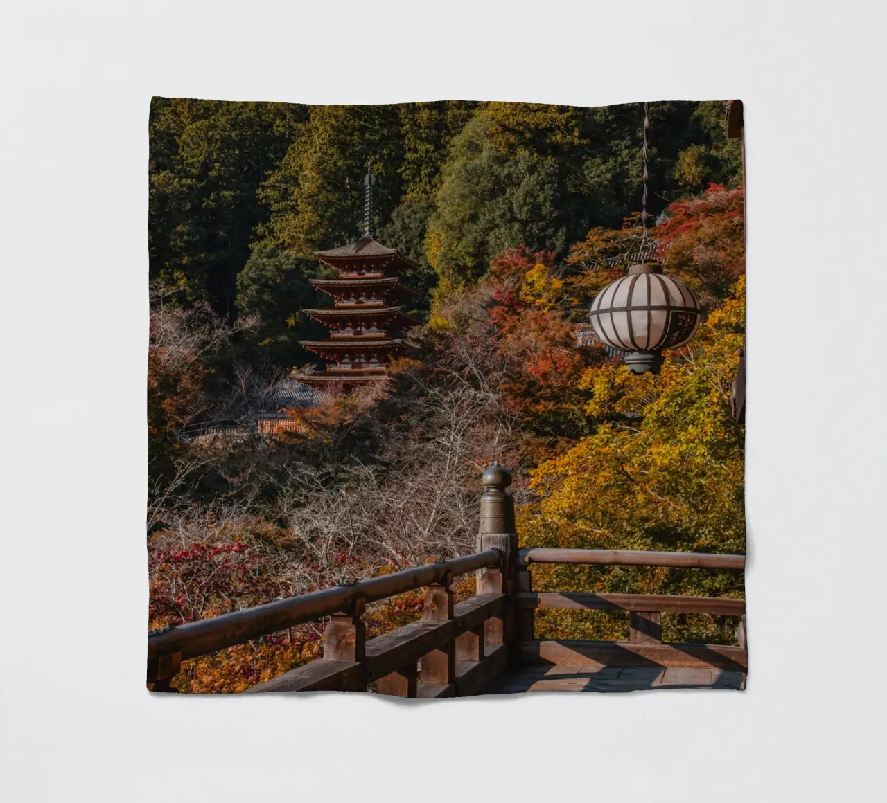 Tempio giapponese in autunno - Nara, Giappone coperta in pile da Marcel Bisig