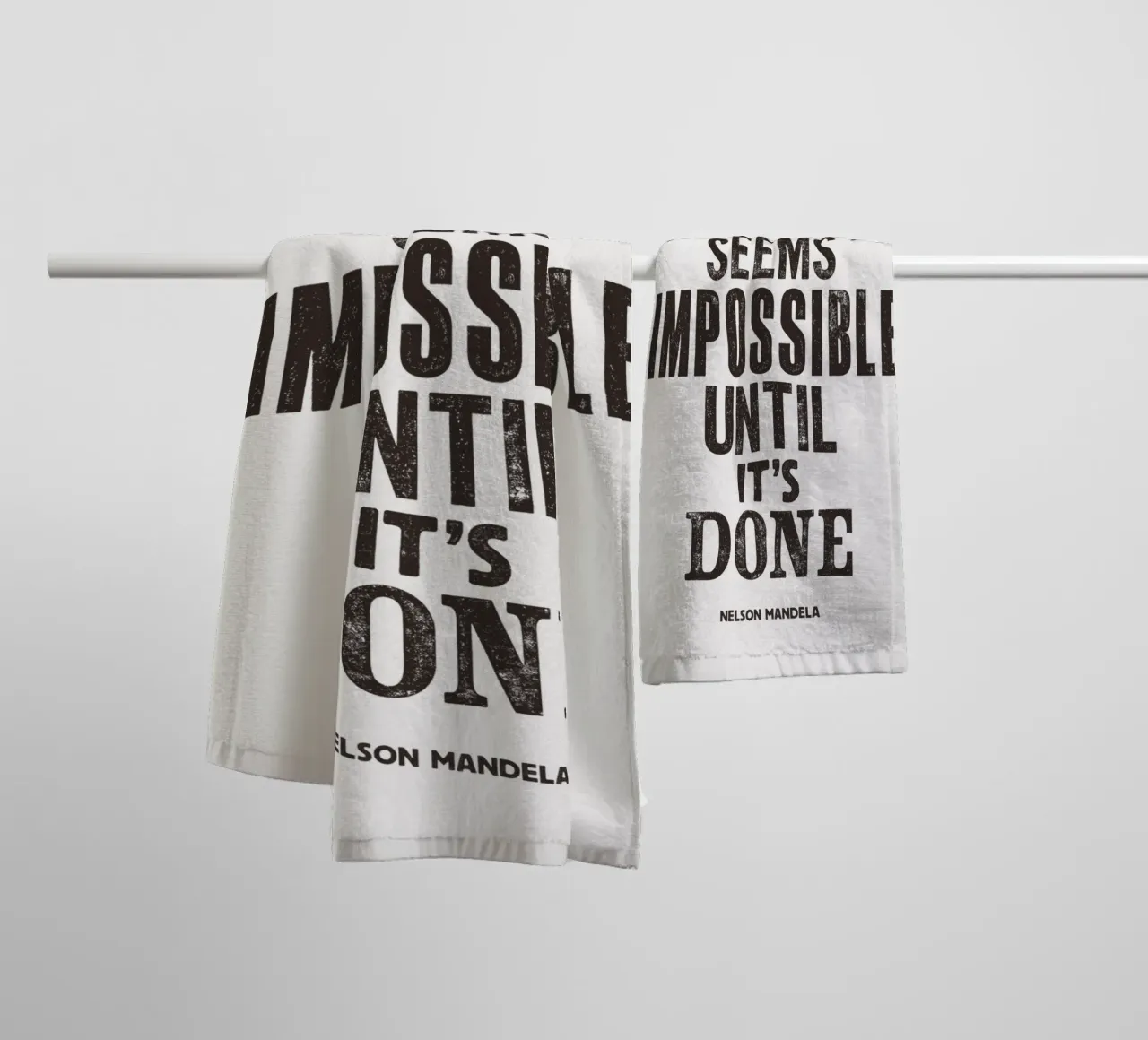 Es scheint immer unmöglich, bis es erledigt ist Zitat Druck Handtuch von THE MOTIVATED TYPE