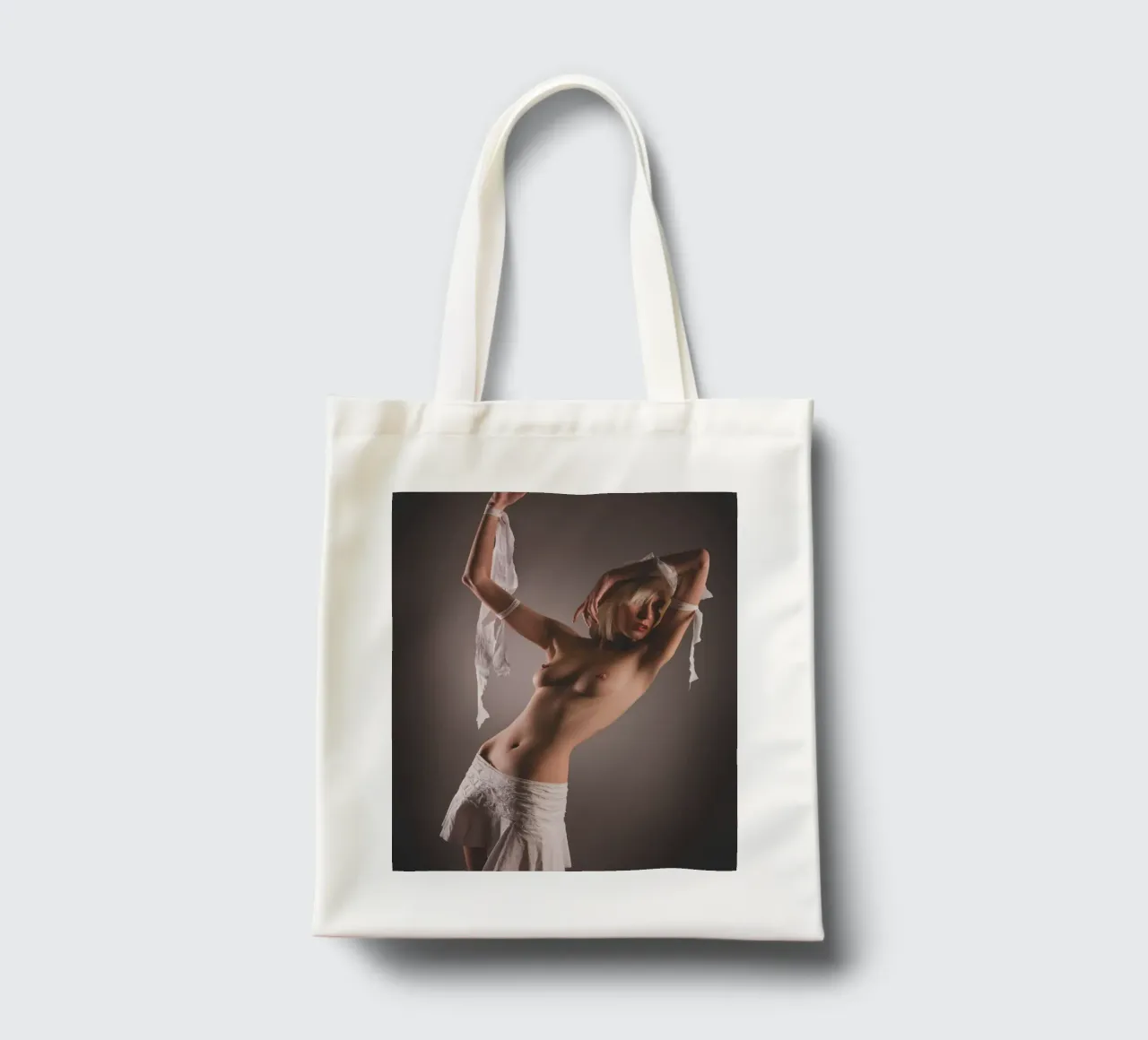 Iveta in white borsa in juta da Dave Hare Photography