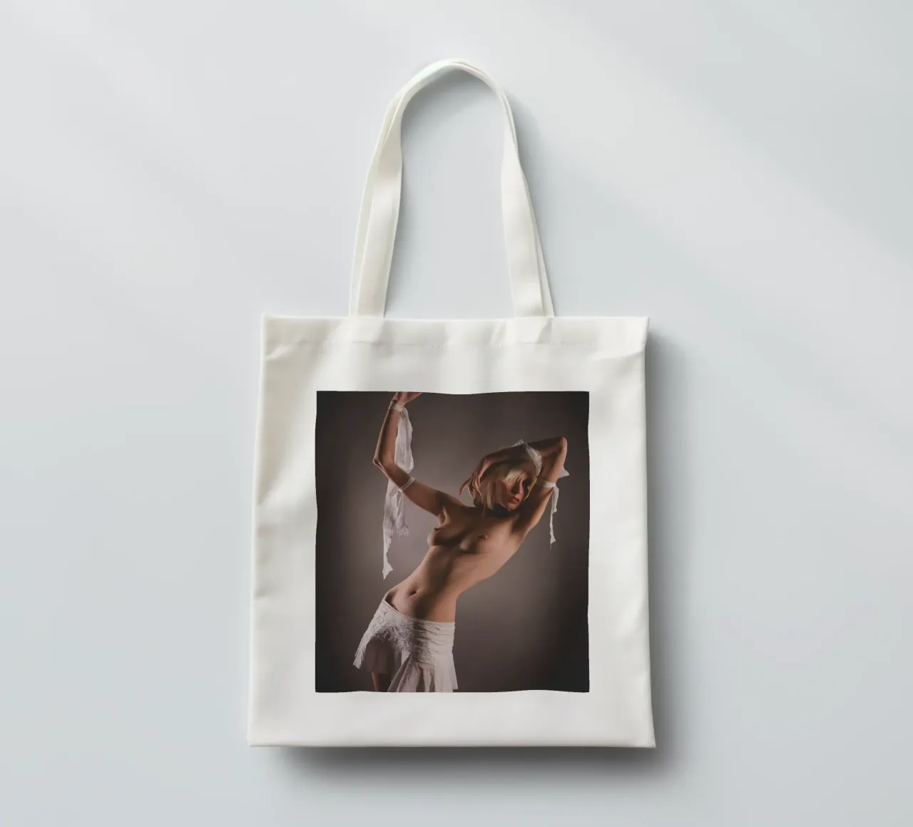 Iveta in white borsa in juta da Dave Hare Photography