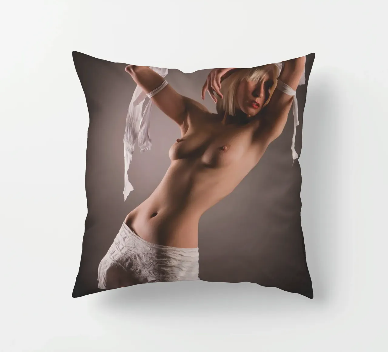 Iveta in white cuscino da Dave Hare Photography
