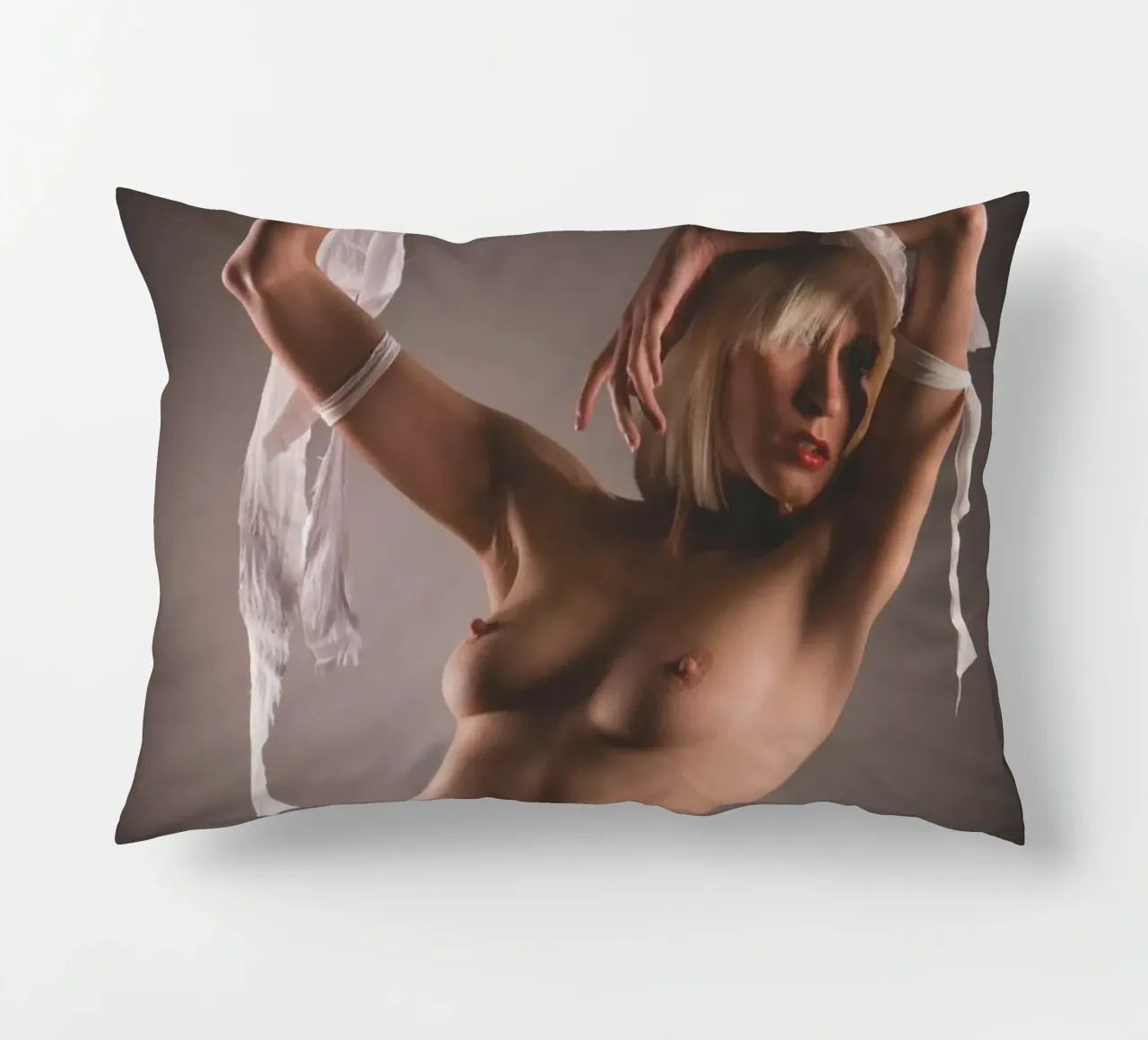 Iveta in white cuscino da Dave Hare Photography