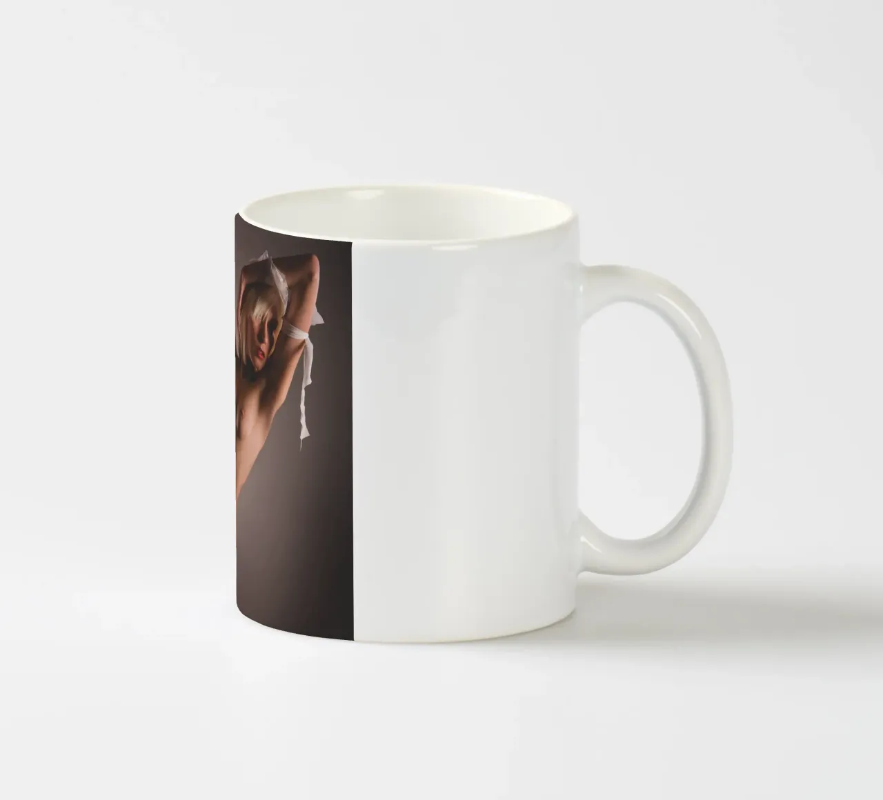 Iveta in white tazza in ceramica da Dave Hare Photography