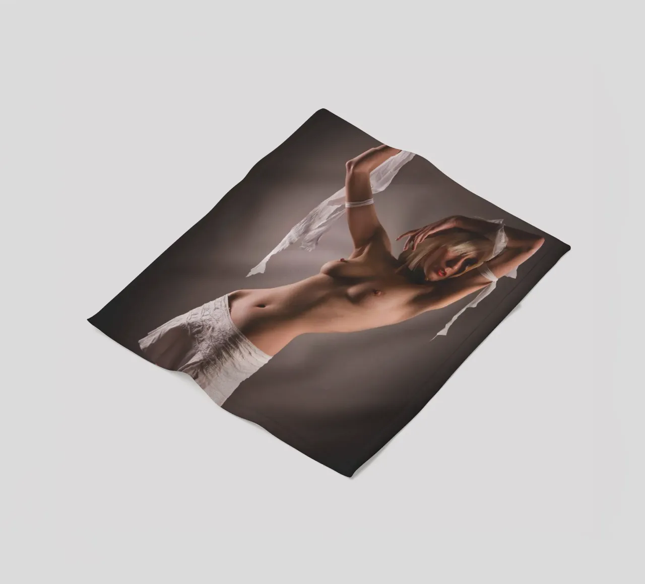 Iveta in white coperta in pile da Dave Hare Photography