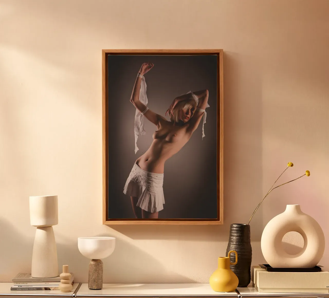 Iveta in white tela con Cornice a cassetta da Dave Hare Photography