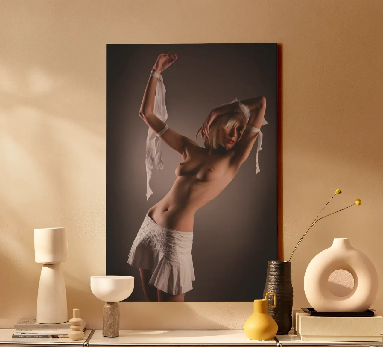 Iveta in white tela con Cornice a cassetta da Dave Hare Photography