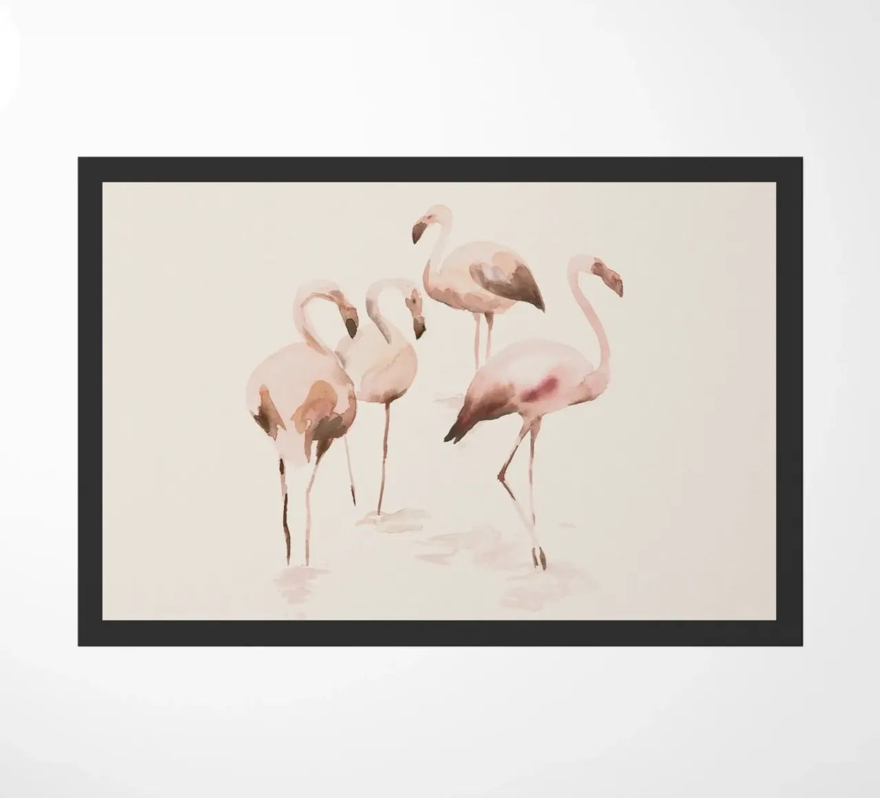 Aquarell-Flamingos in Lachsrosa auf cremefarbenem Hintergrund Fußmatte von Art by Susana Miranda ilustración