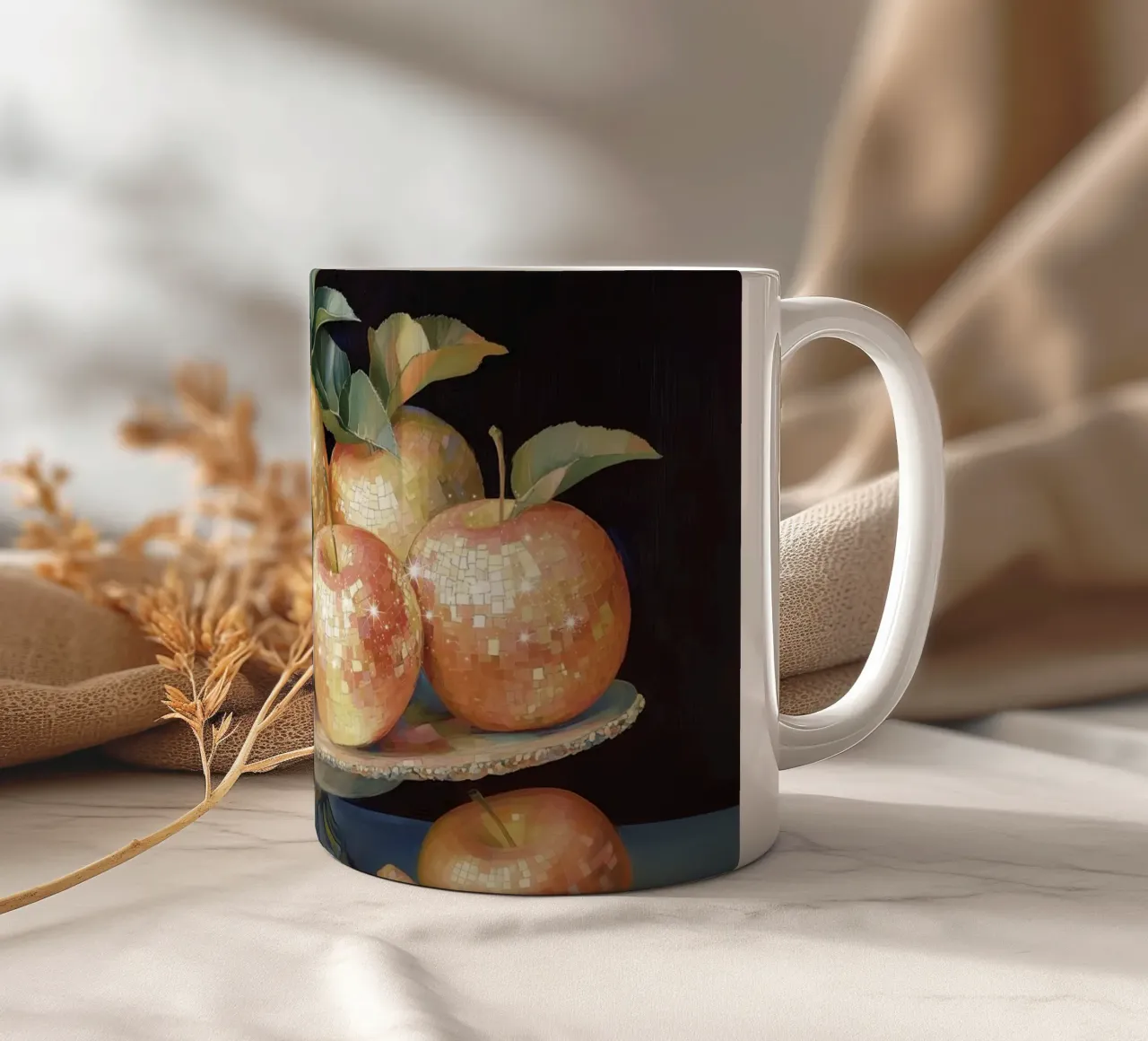 Natura morta di mele discoidali su un piatto decorativo tazza in ceramica da Melloi Art Print