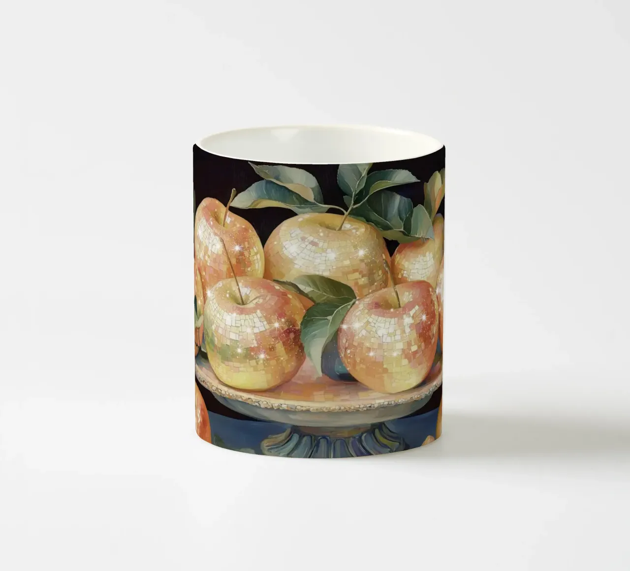 Natura morta di mele discoidali su un piatto decorativo tazza in ceramica da Melloi Art Print