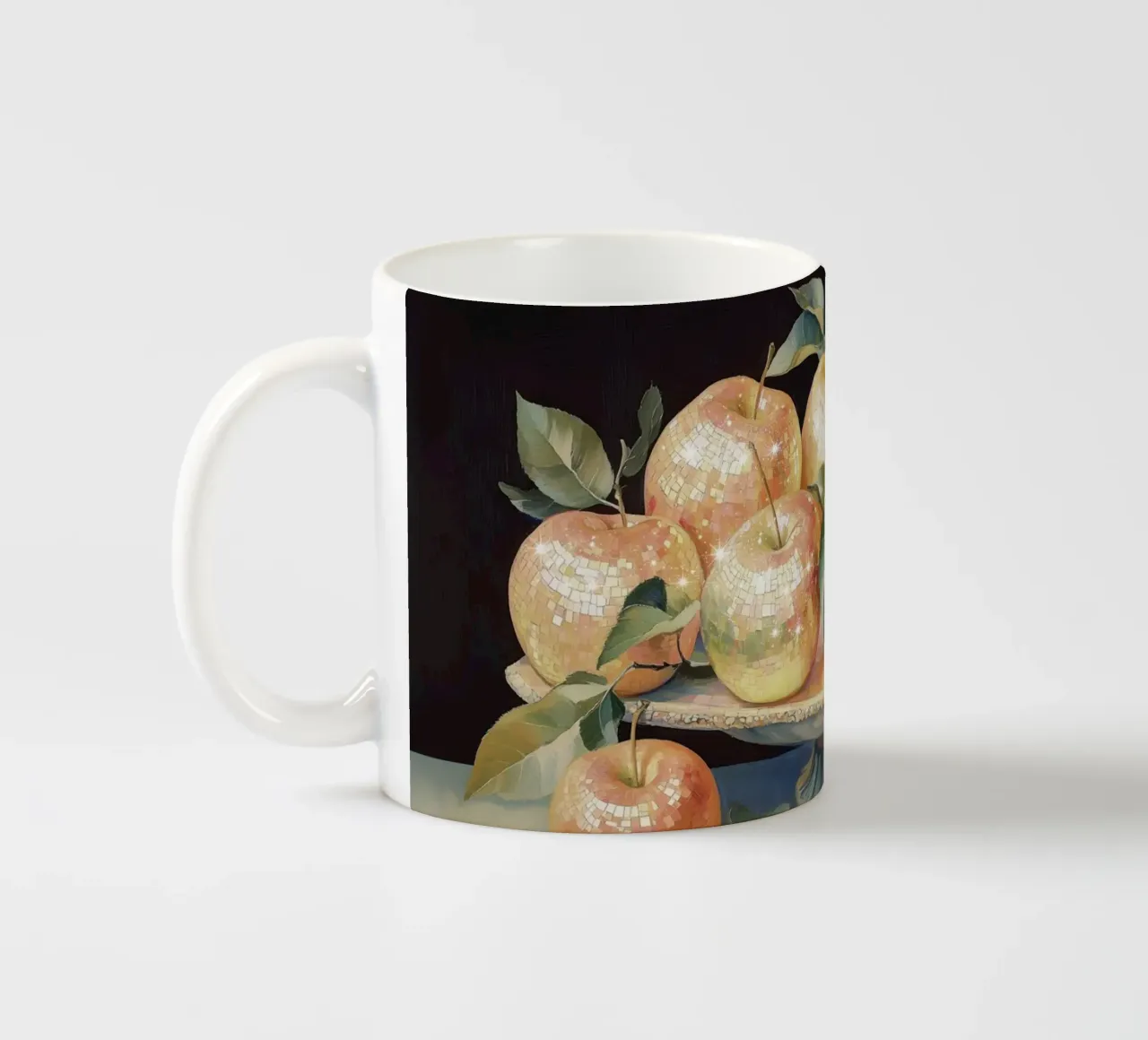 Natura morta di mele discoidali su un piatto decorativo tazza in ceramica da Melloi Art Print
