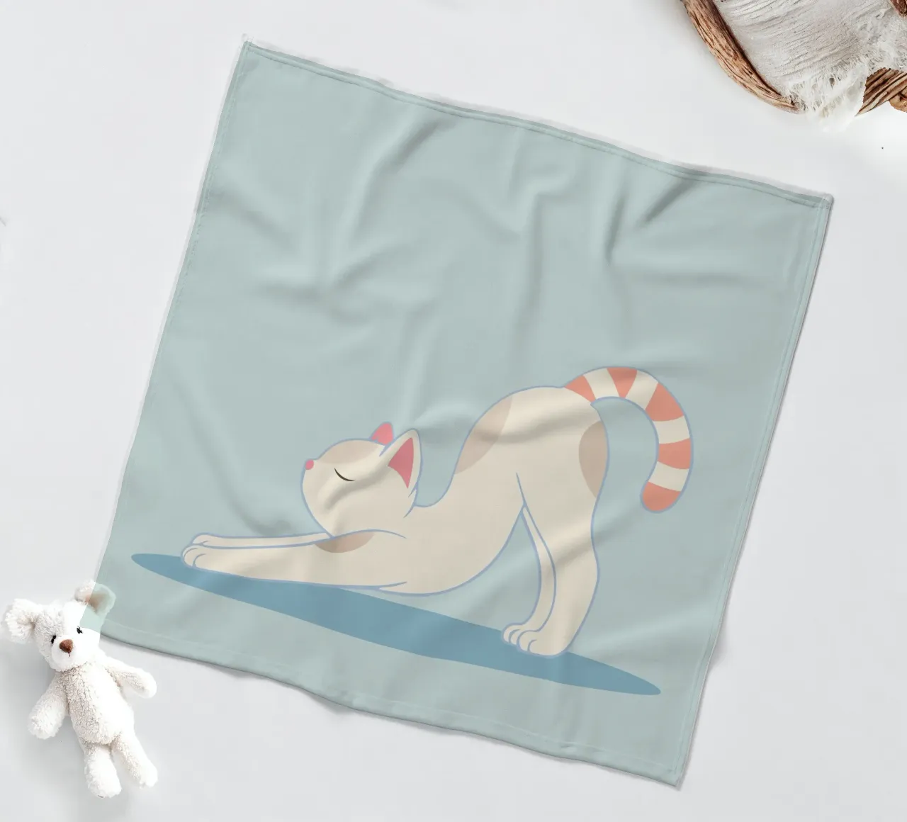 chat mignon dans la pose d'étirement classique du yoga plaid polaire de namosh