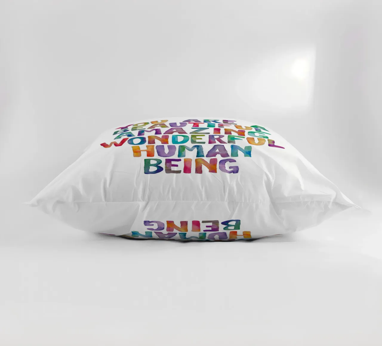 Sei un bellissimo, incredibile, meraviglioso essere umano cuscino da THE MOTIVATED TYPE