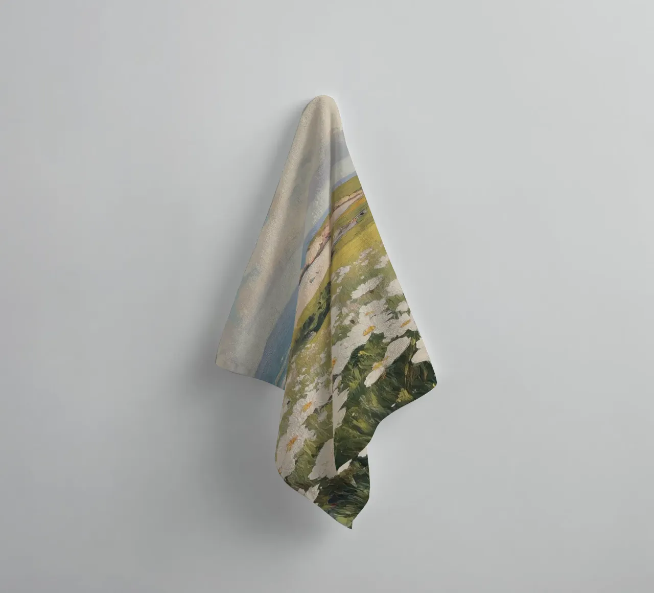 Paesaggio costiero con fiori selvatici a margherita in fiore asciugamano da bagno da Melloi Art Print