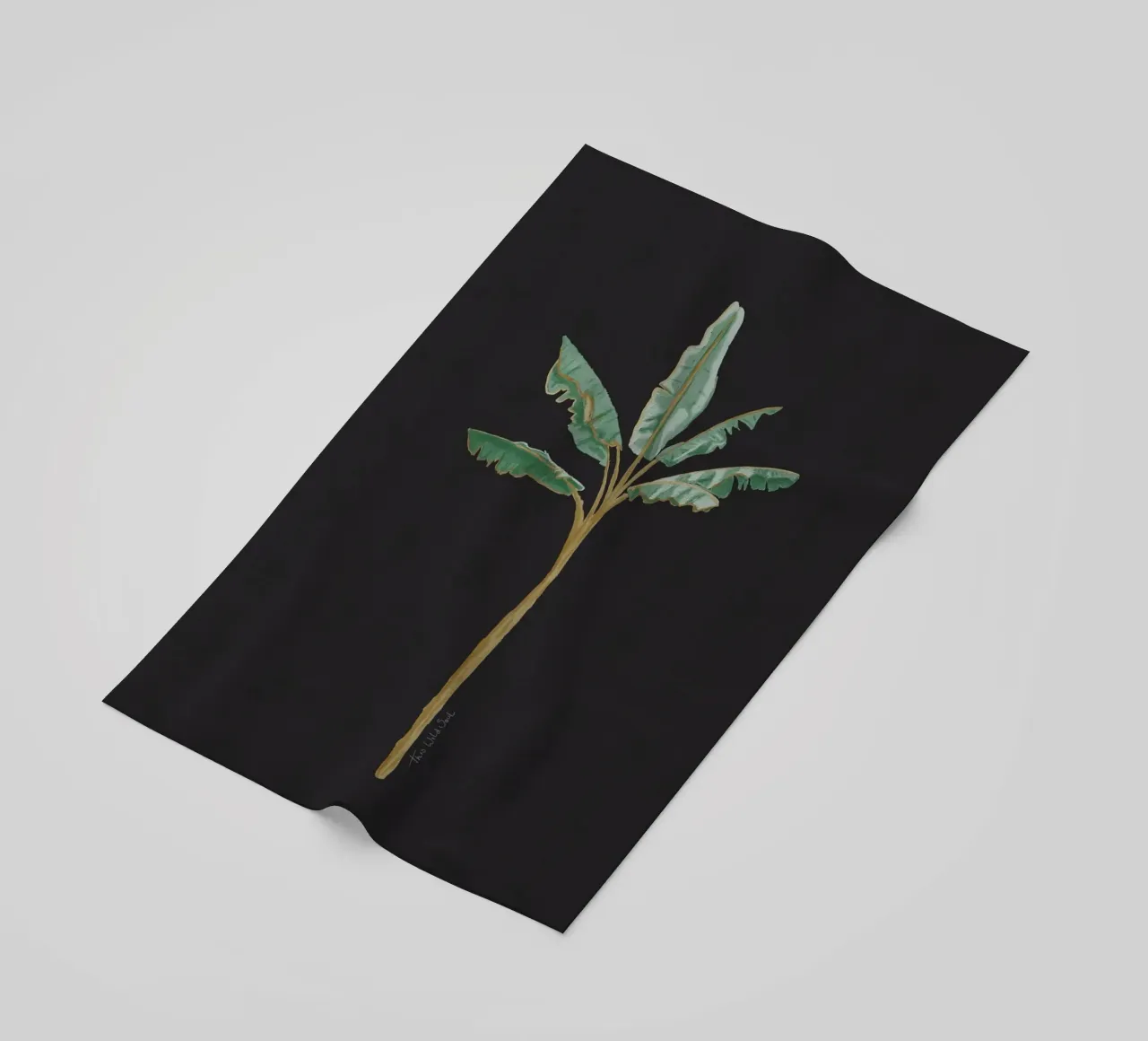 Boho Coastal Surfer Banana Tree Minimalista Sfondo nero telo mare da This Wild Soul - Illustration