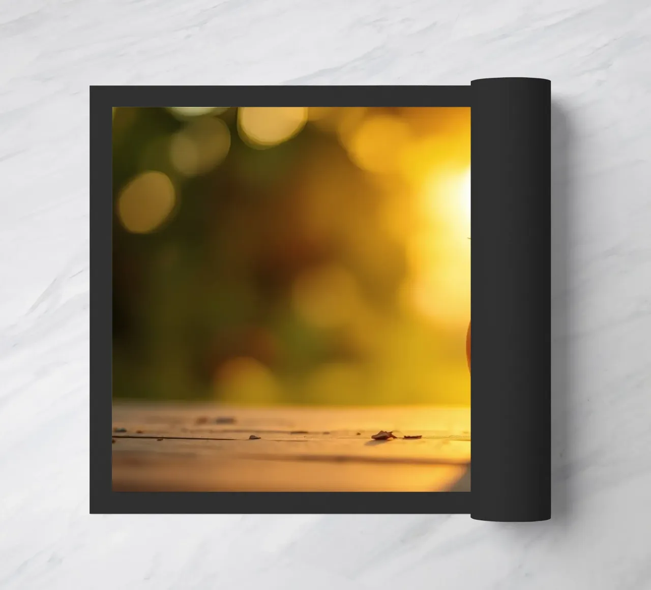 Una mela felice con un sorriso e delle foglie si gode il tramonto zerbino da DesignDoodle