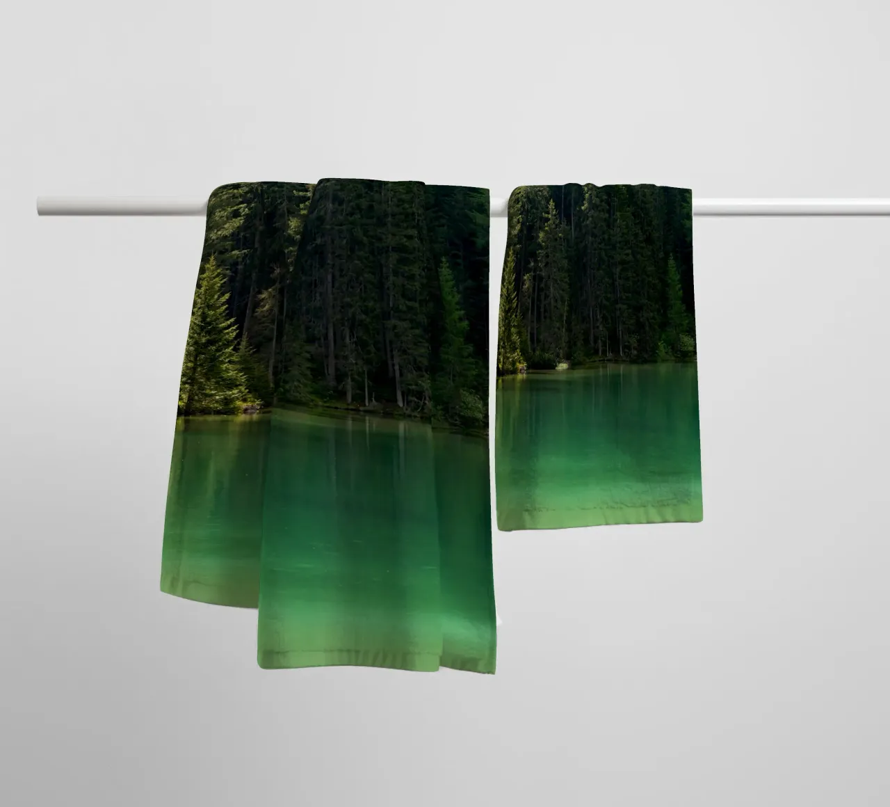 Un lac vert caché dans les Dolomites serviette de bain de karijn_landscapes