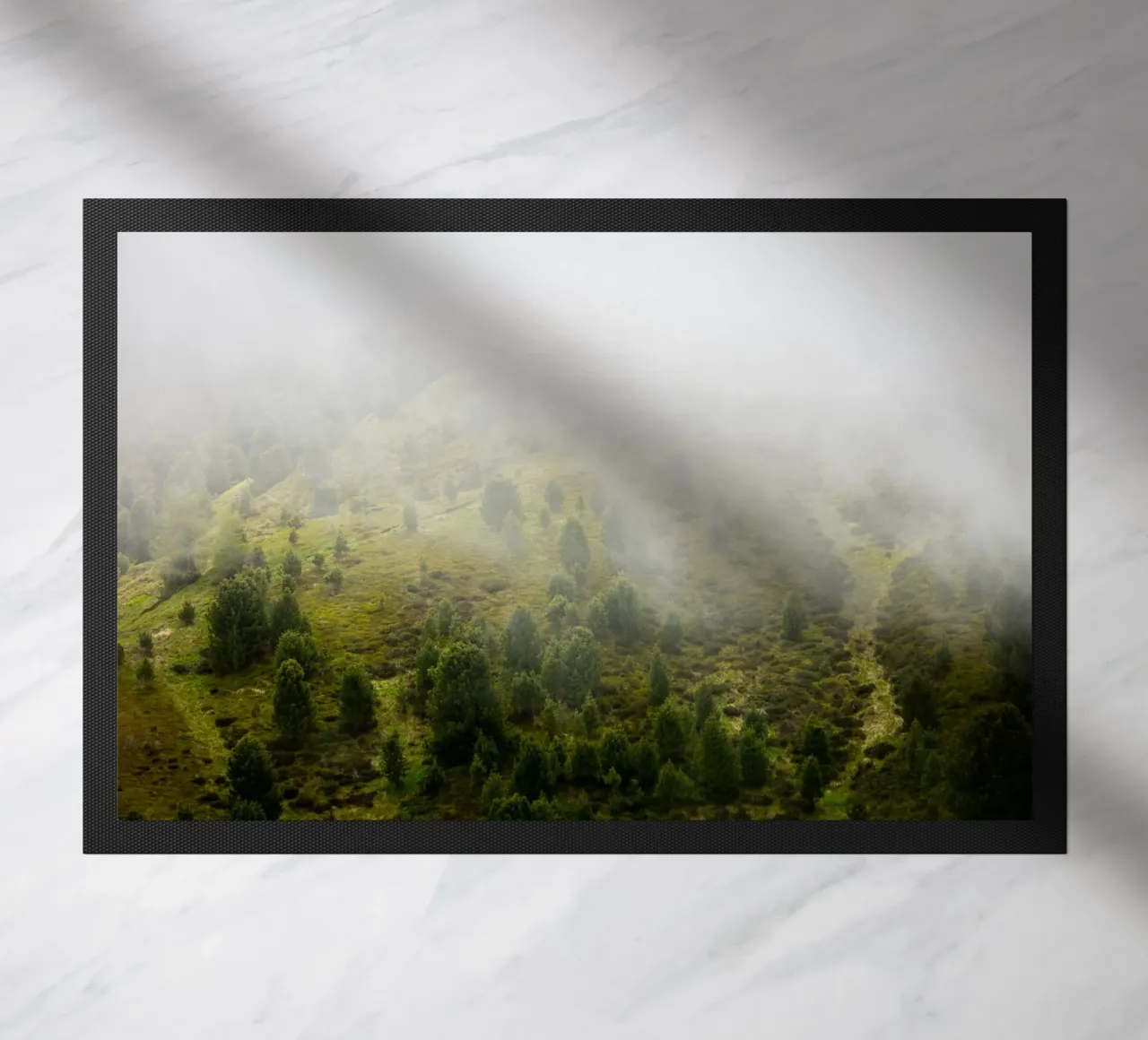 Sussurri di primavera, un nebbioso pendio di montagna zerbino da karijn_landscapes