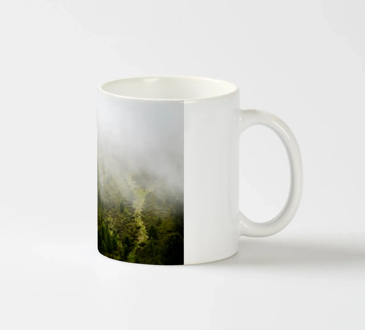 Sussurri di primavera, un nebbioso pendio di montagna tazza in ceramica da karijn_landscapes