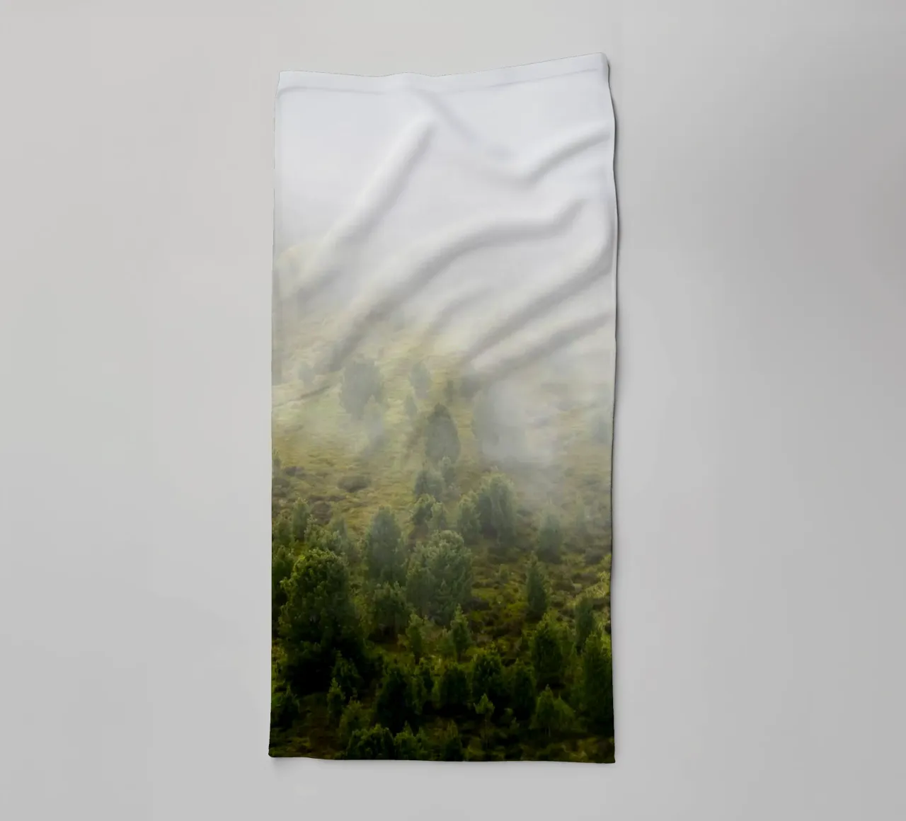 Des murmures de printemps, un versant de montagne brumeux serviette de bain de karijn_landscapes