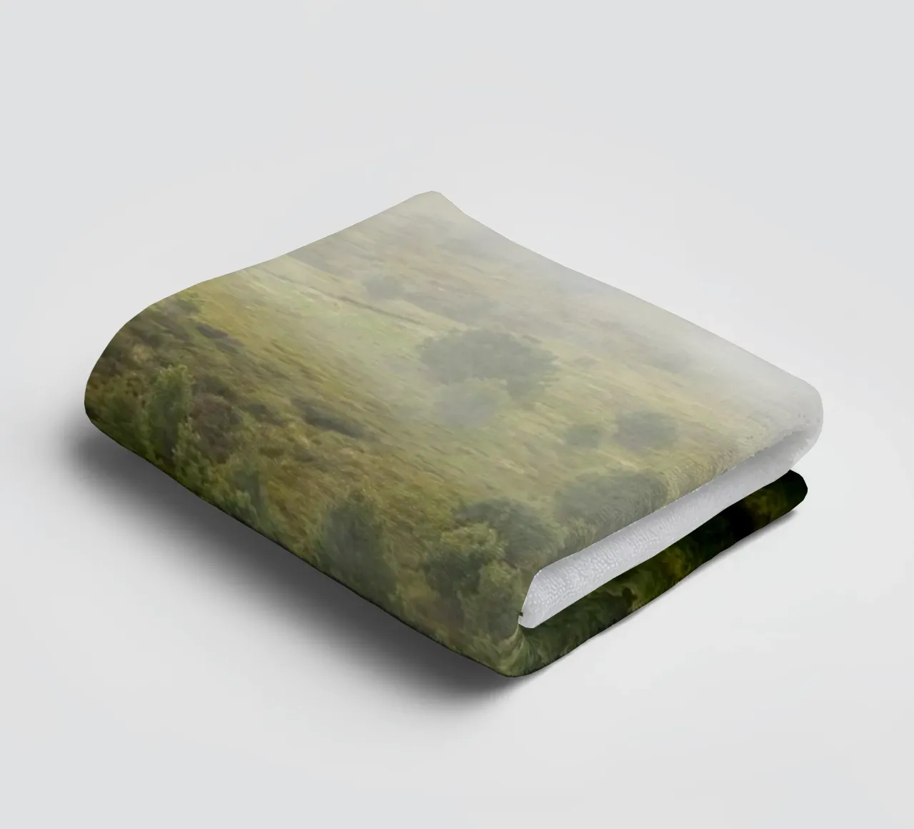 Des murmures de printemps, un versant de montagne brumeux serviette de bain de karijn_landscapes