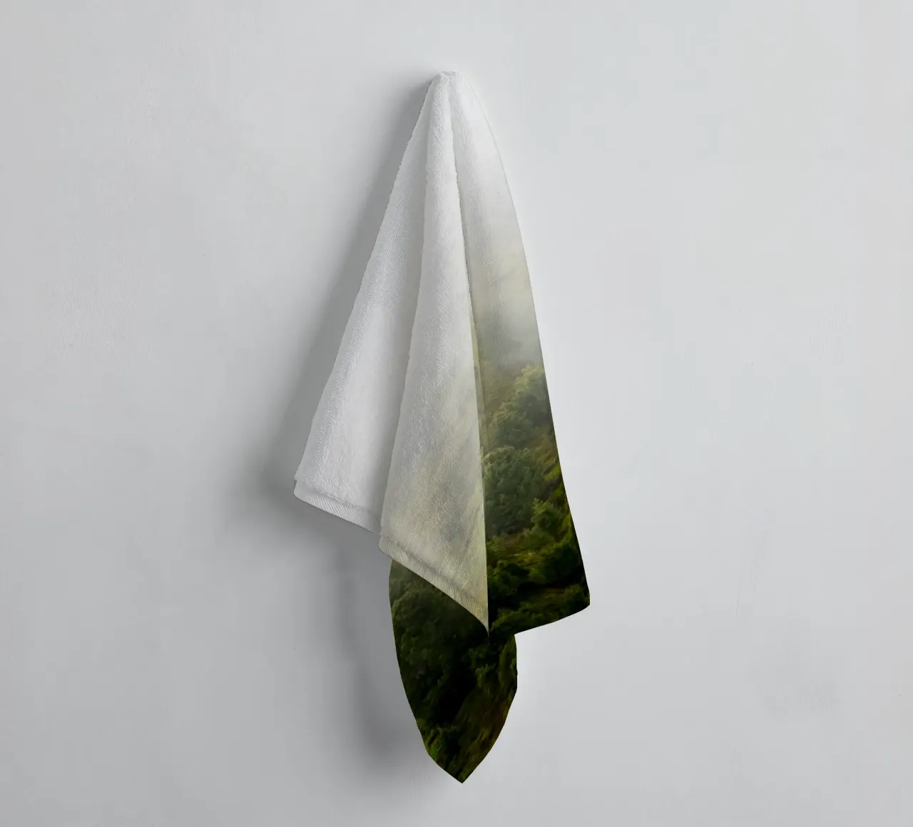 Des murmures de printemps, un versant de montagne brumeux serviette de bain de karijn_landscapes