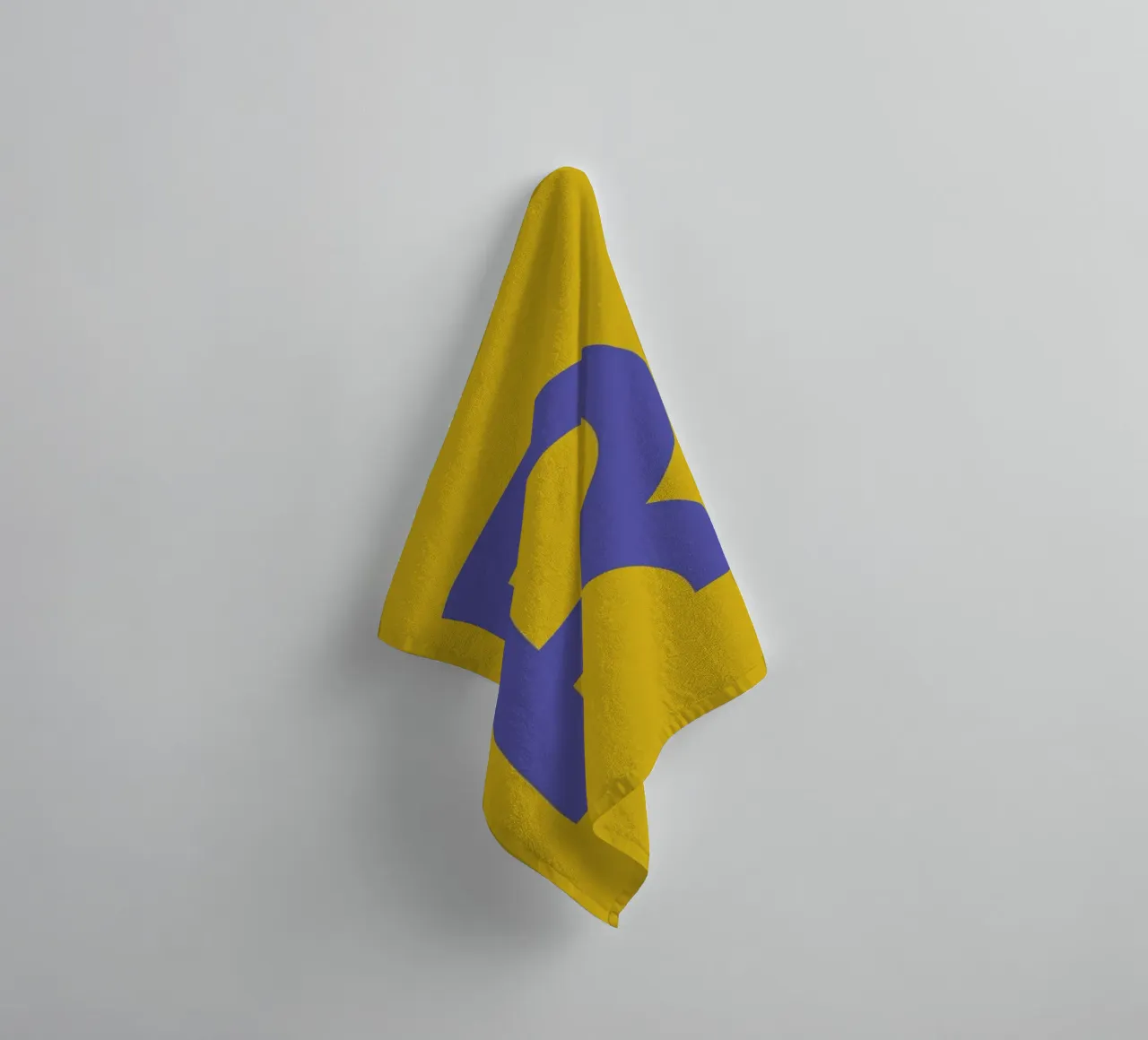 Yellow Letter R badhanddoek van Studio One