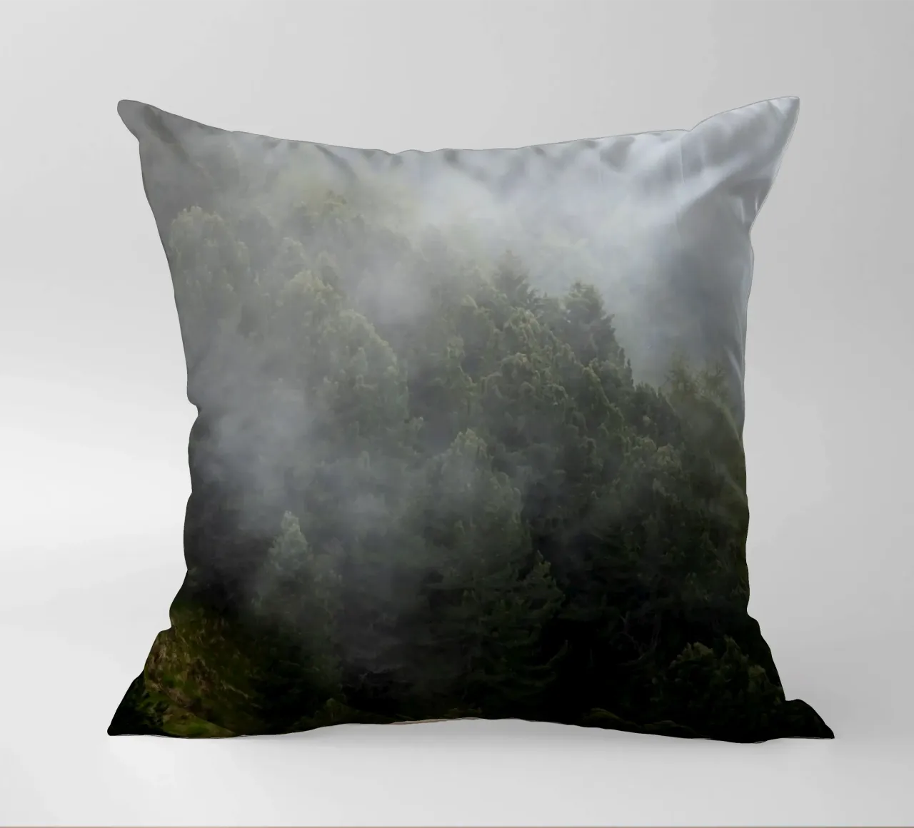 Nebbia e pini, un risveglio di primavera cuscino da karijn_landscapes