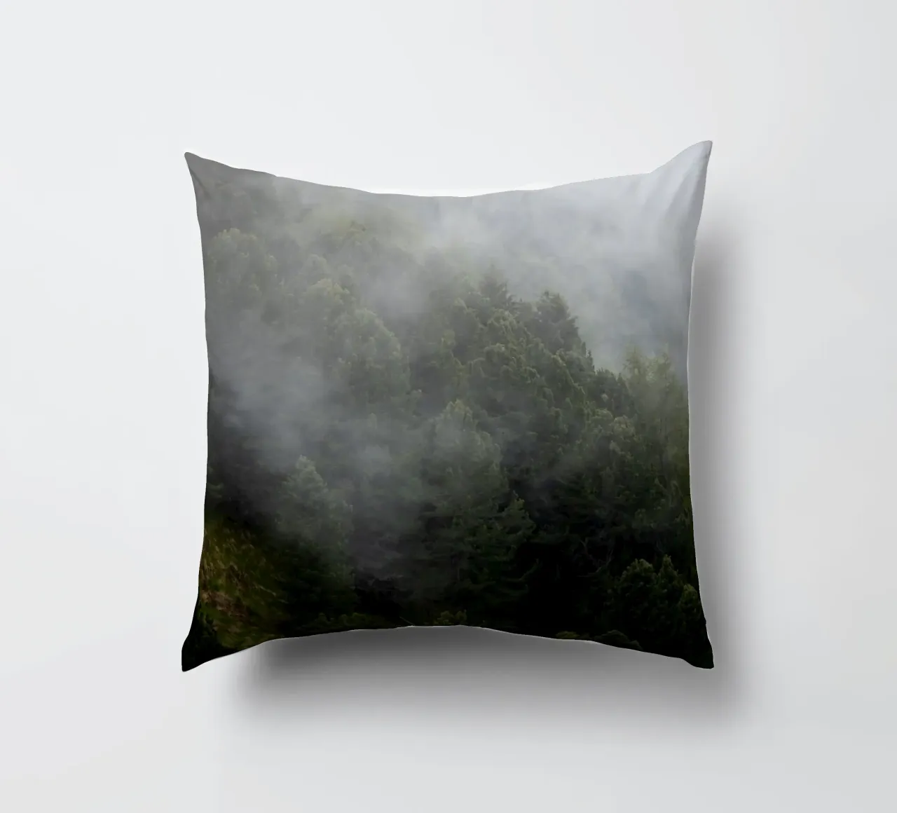 Nebbia e pini, un risveglio di primavera cuscino da karijn_landscapes