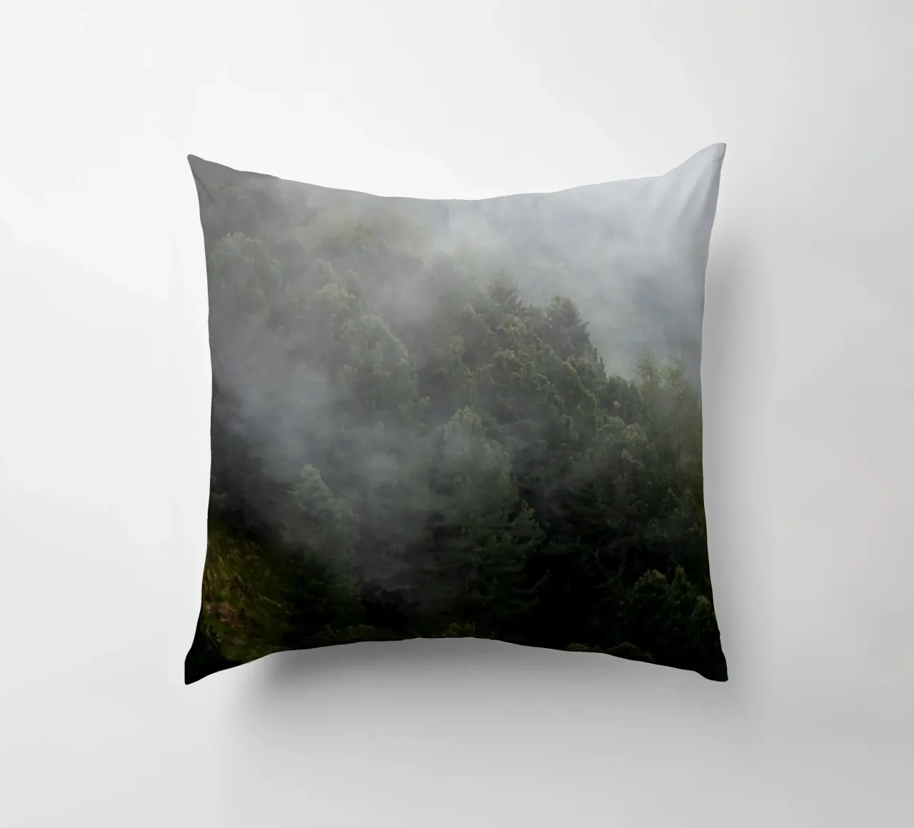 Nebbia e pini, un risveglio di primavera cuscino da karijn_landscapes