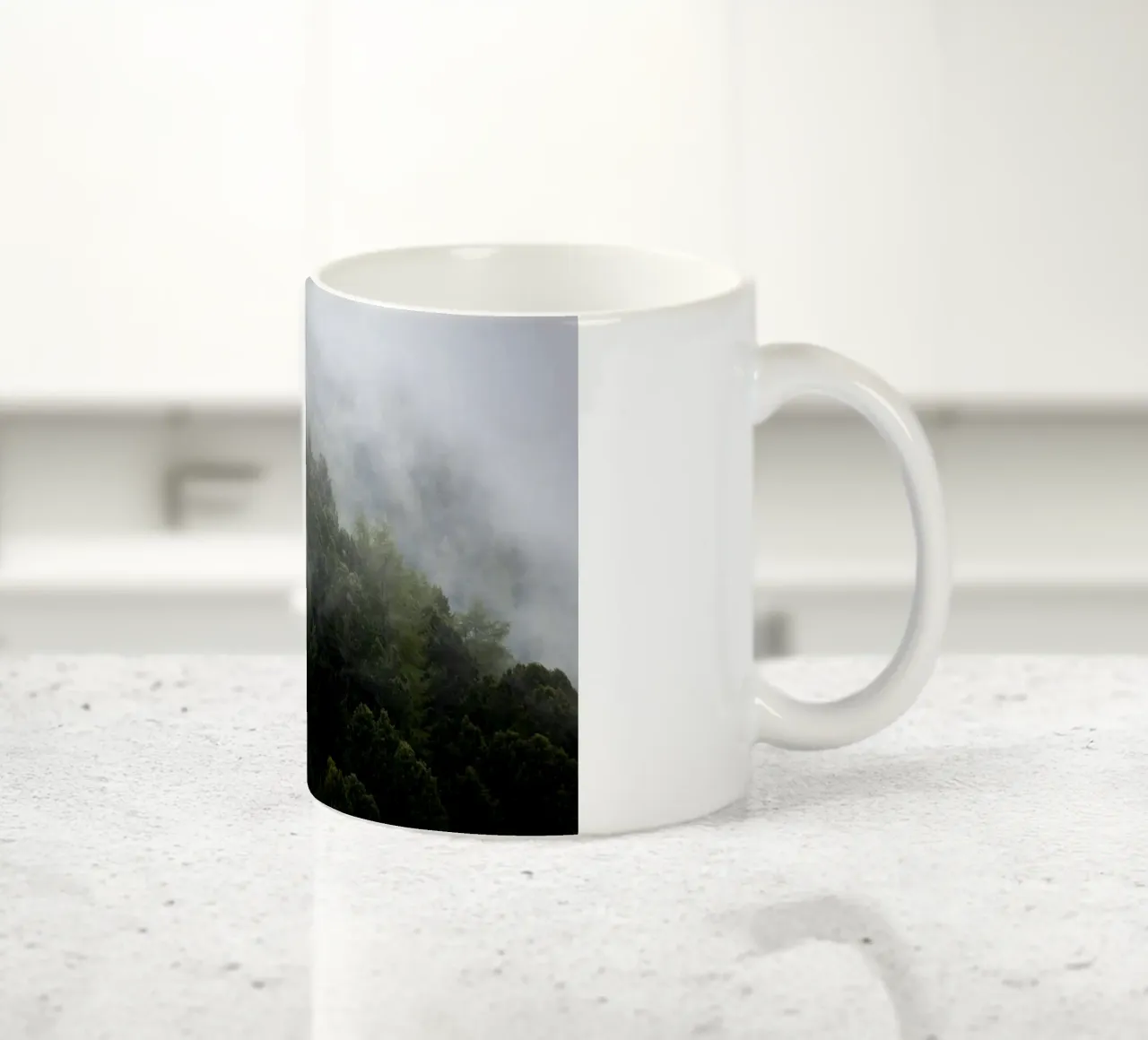 Nebbia e pini, un risveglio di primavera tazza in ceramica da karijn_landscapes