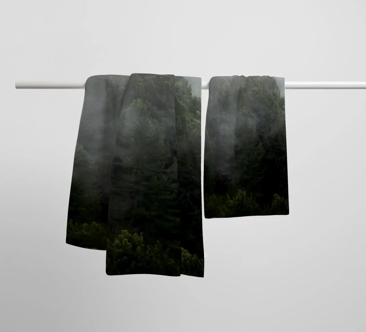 Nebbia e pini, un risveglio di primavera asciugamano da bagno da karijn_landscapes