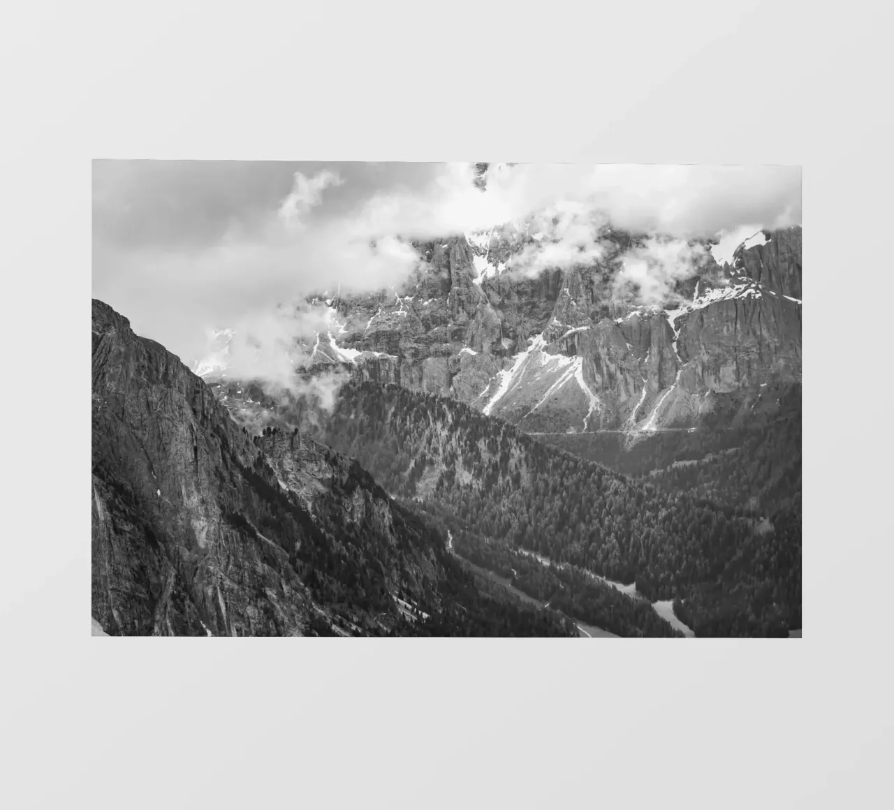 Silent Peaks - Un nebbioso abbraccio invernale telo in pvc da karijn_landscapes