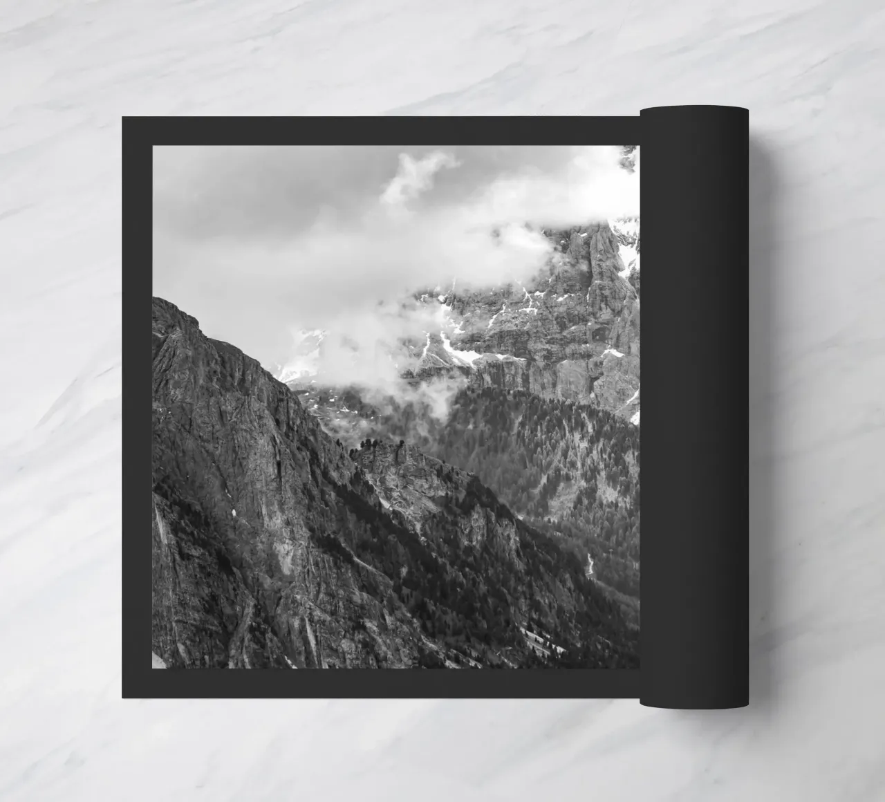 Silent Peaks - Un nebbioso abbraccio invernale zerbino da karijn_landscapes