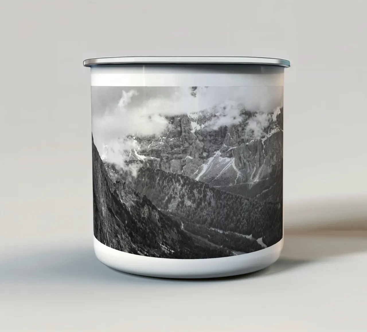 Silent Peaks - Un nebbioso abbraccio invernale tazza in smalto da karijn_landscapes