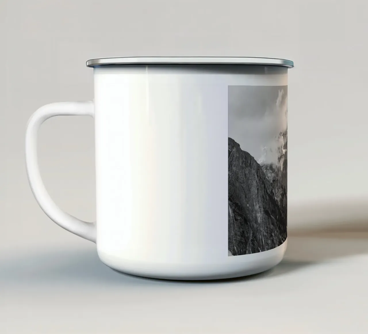 Silent Peaks - Un nebbioso abbraccio invernale tazza in smalto da karijn_landscapes