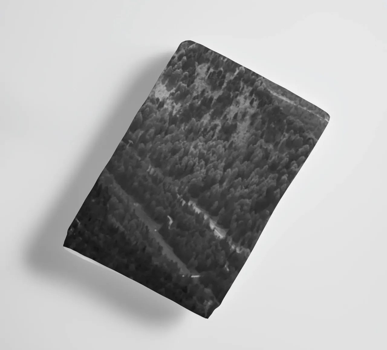 Silent Peaks - Un nebbioso abbraccio invernale asciugamano da bagno da karijn_landscapes