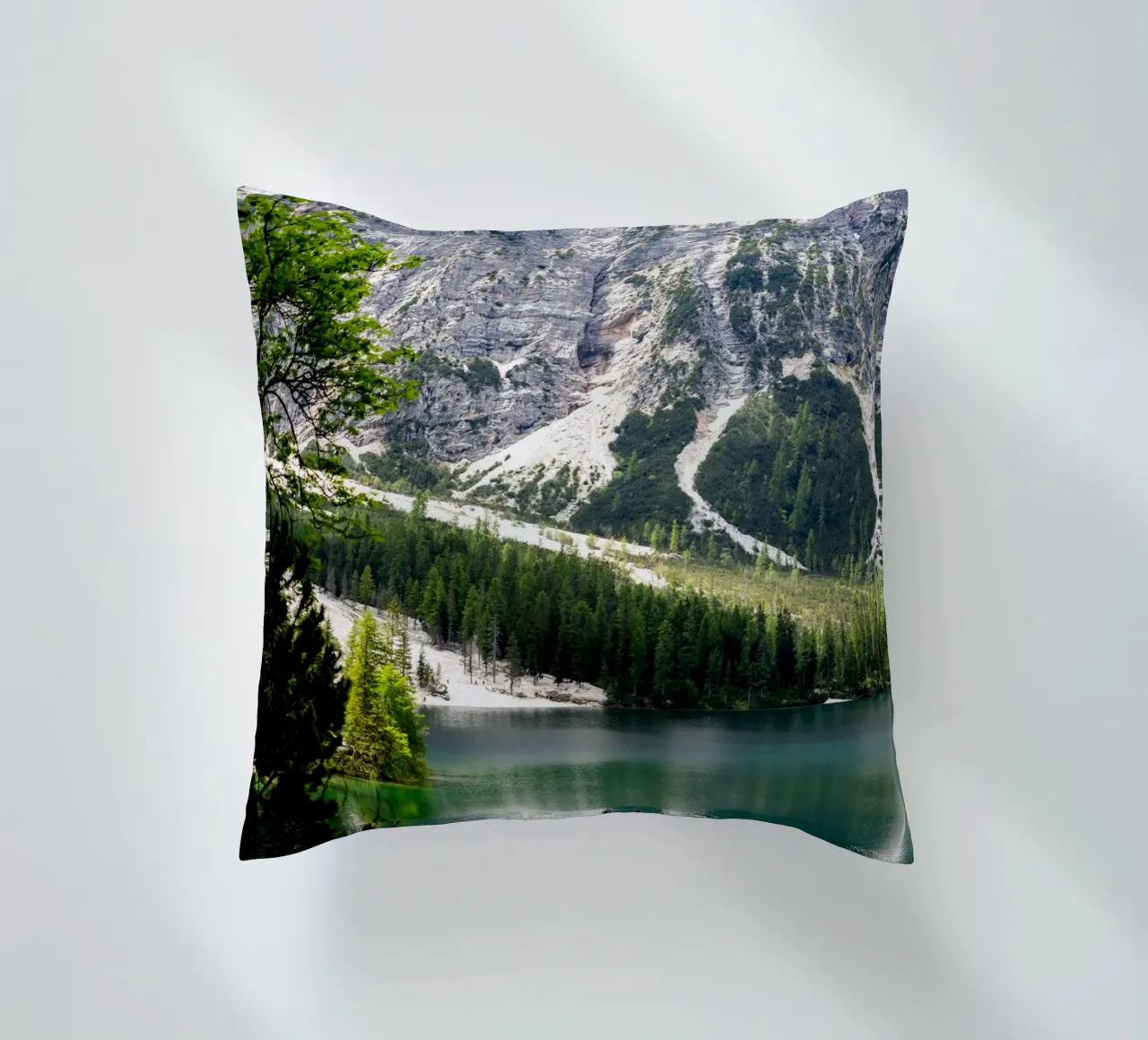 Pragser Wildsee - riflessi di tranquillità cuscino da karijn_landscapes