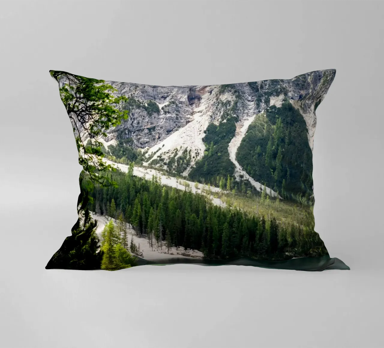 Pragser Wildsee - riflessi di tranquillità cuscino da karijn_landscapes